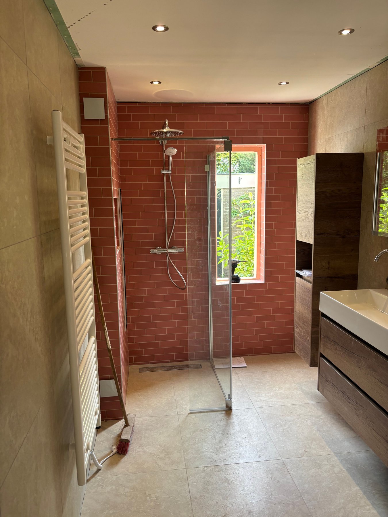 Gerenoveerde badkamer met inloopdouche, glazen wand en dubbel wastafelmeubel